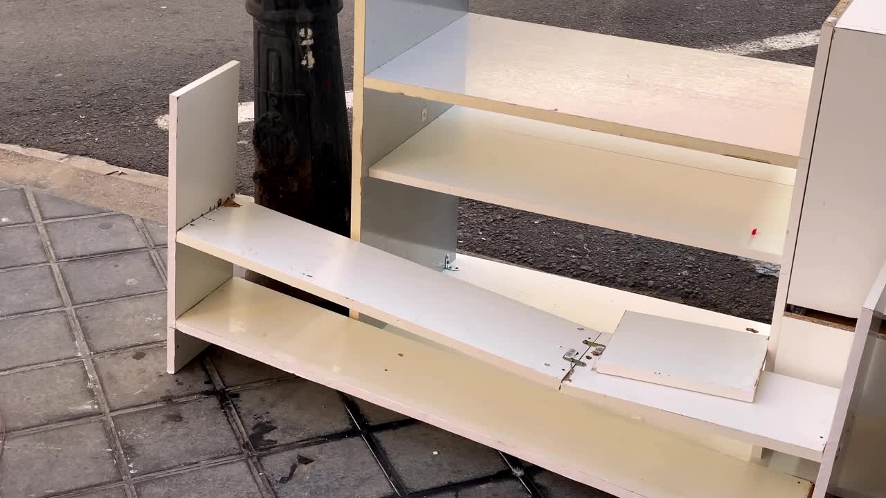坏掉的木架子扔在街上视频下载