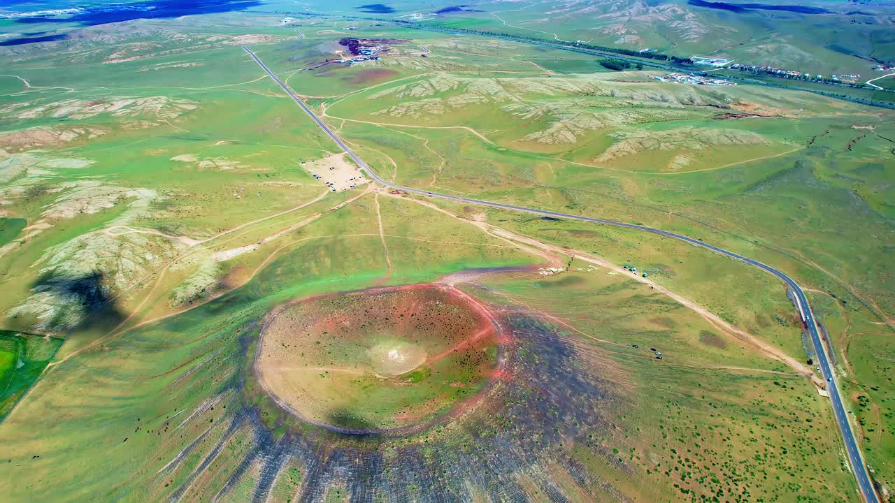 中国内蒙古乌兰察布乌兰哈达五号火山鸟瞰图视频下载