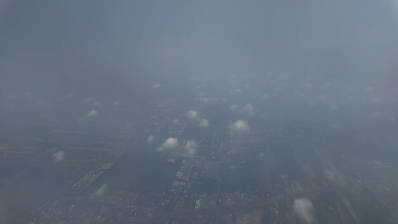 人们正从飞机的窗口看到空气和污染。视频下载