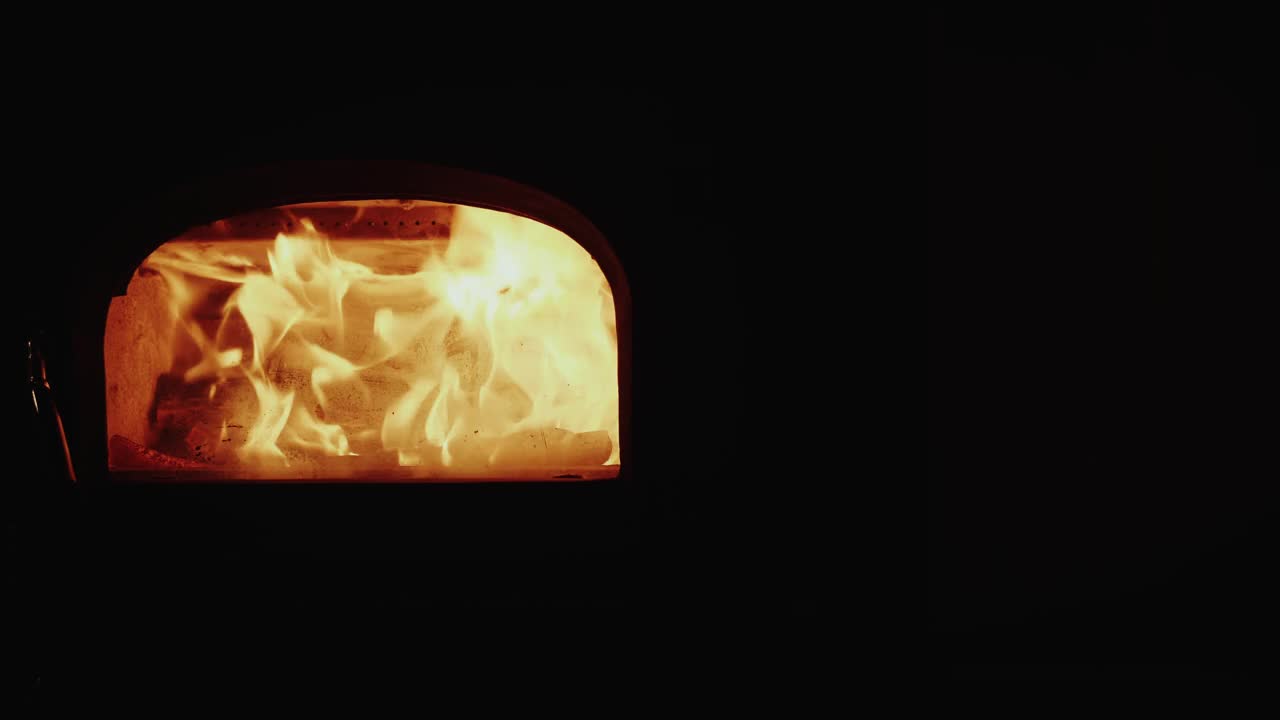木柴炉燃烧的火焰视频下载