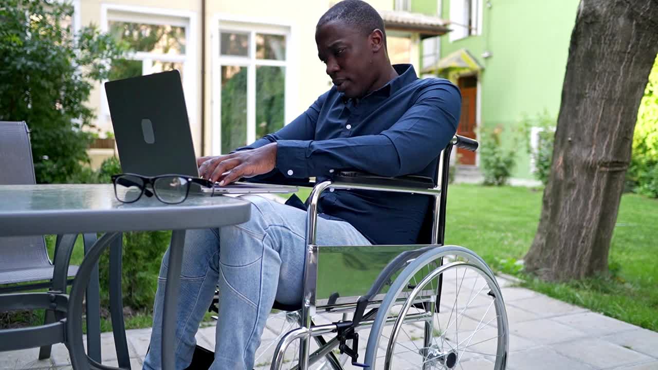 非洲残疾商人坐在自家花园里思考问题视频下载