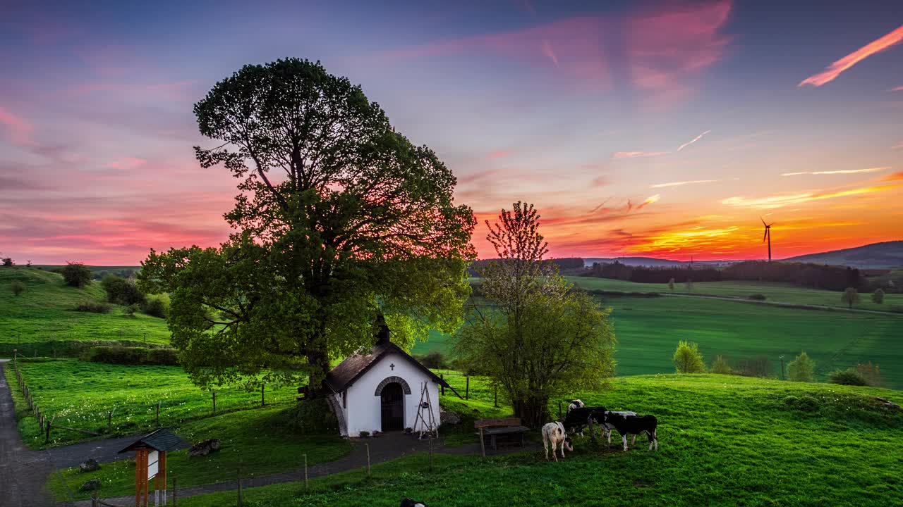 夕阳下的乡村风景和小教堂视频下载