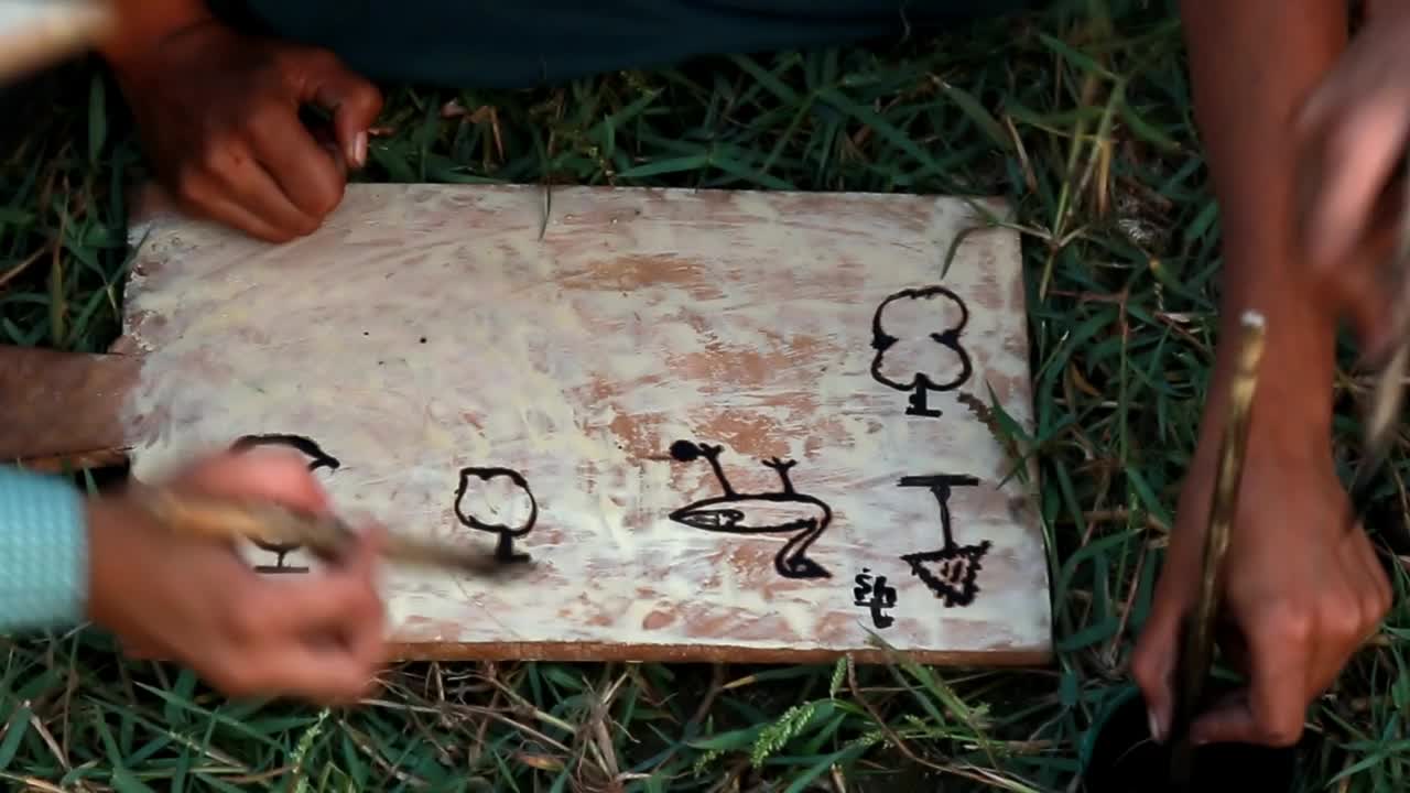 小学生在户外大自然的木板上写字视频下载