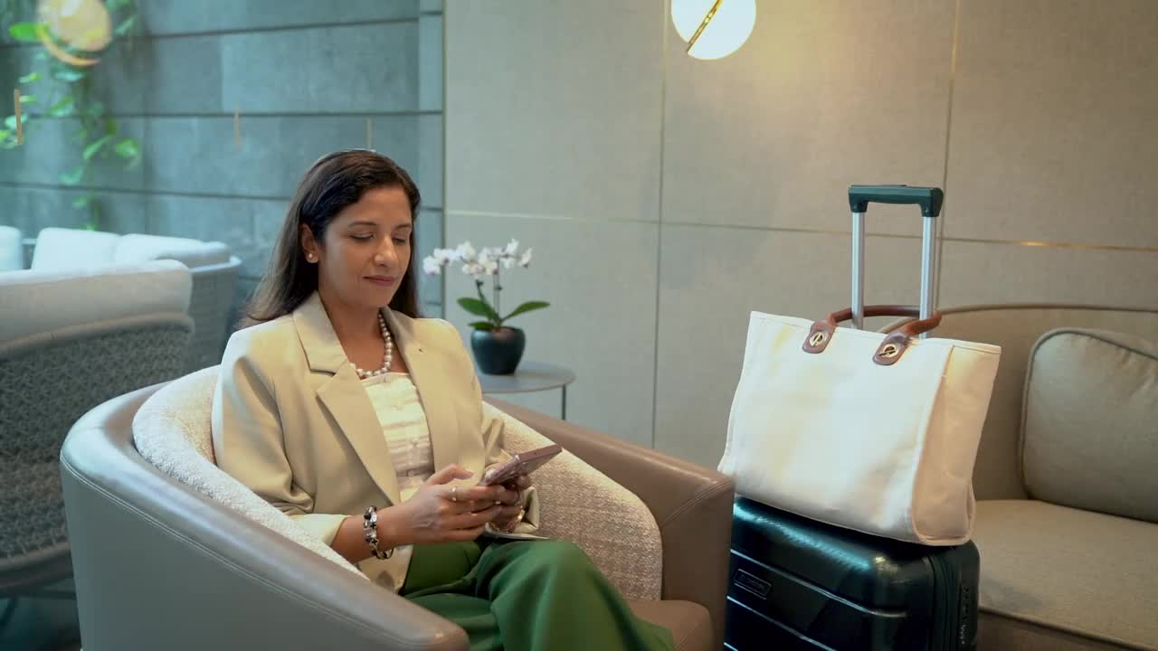 印度女高管在机场贵宾休息室使用手机视频下载