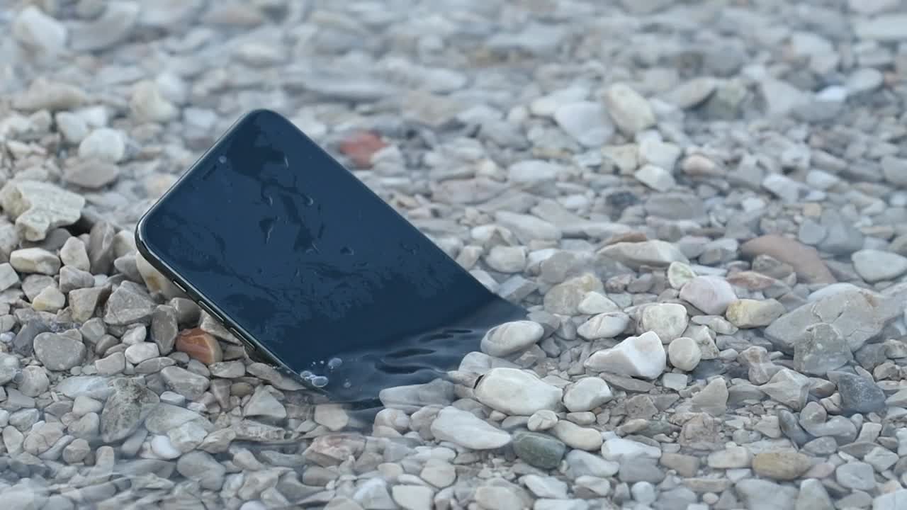 手机丢在海边沙滩上的鹅卵石里视频下载