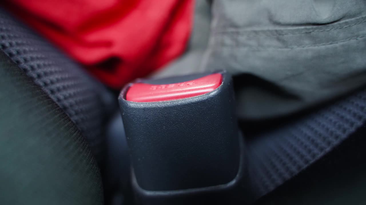 安全带扣舌被锁住时的特写。一个人在车里系好安全带视频下载