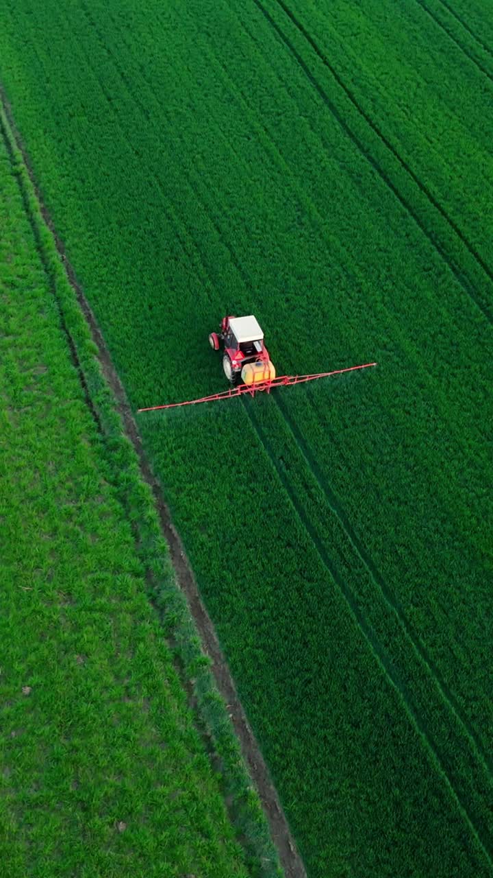 无人机拍摄拖拉机施肥农村绿麦田视频下载
