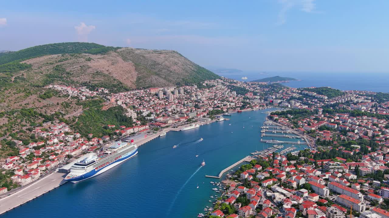 克罗地亚，杜布罗夫尼克:俯瞰著名的地中海城市亚得里亚海，夏日蔚蓝的天空，俯瞰欧洲全景视频下载
