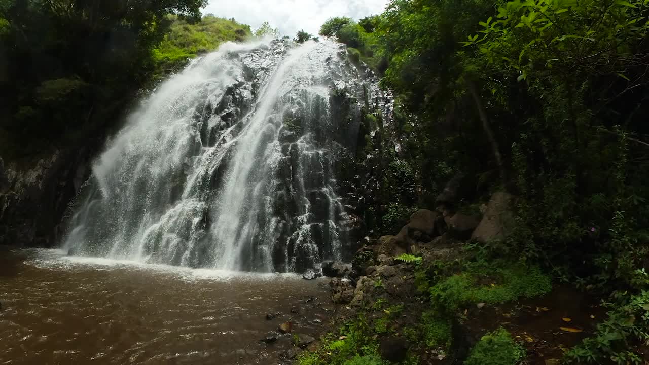 美丽的瀑布。印度尼西亚。视频下载