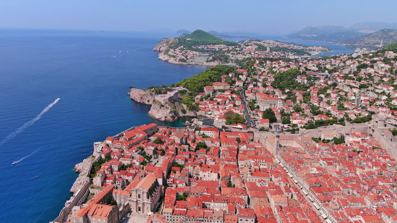 克罗地亚，杜布罗夫尼克:俯瞰亚得里亚海沿岸著名地中海城市历史中心，夏日蔚蓝的天空，俯瞰欧洲全景视频下载