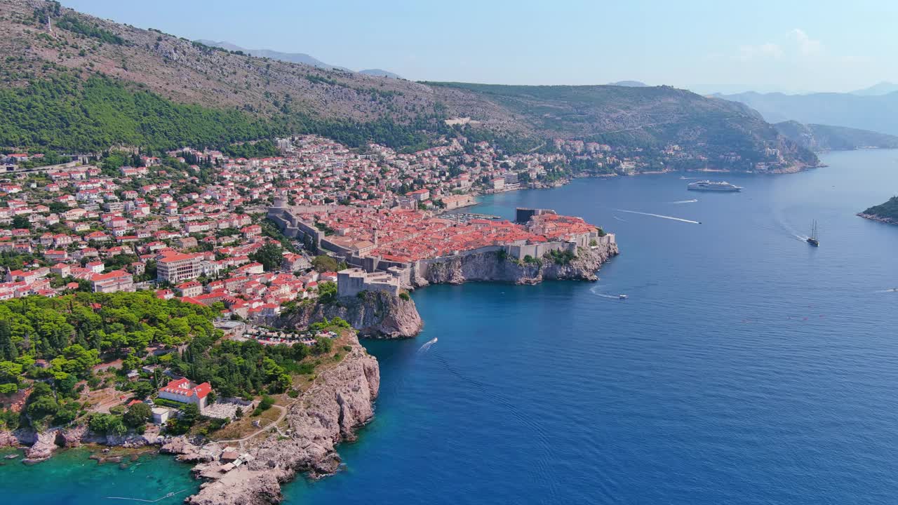 克罗地亚，杜布罗夫尼克:俯瞰亚得里亚海沿岸著名地中海城市历史中心，夏日蔚蓝的天空，俯瞰欧洲全景视频下载