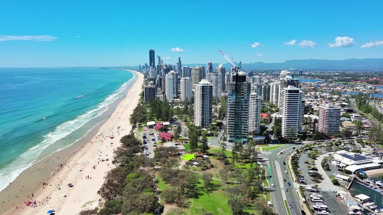 澳大利亚黄金海岸:鸟瞰昆士兰东海岸著名度假城市、冲浪者天堂海滩和太平洋的摩天大楼天际线视频下载