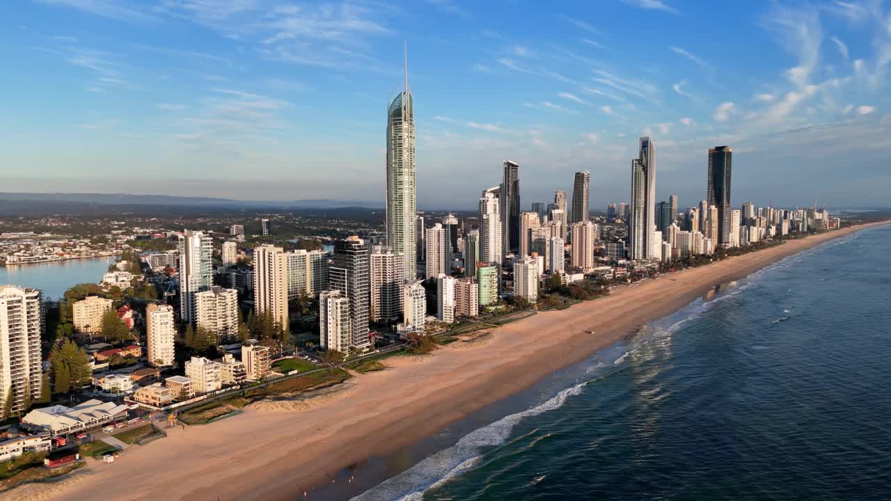澳大利亚黄金海岸:鸟瞰昆士兰东海岸著名度假城市、冲浪者天堂海滩和太平洋的摩天大楼天际线视频下载