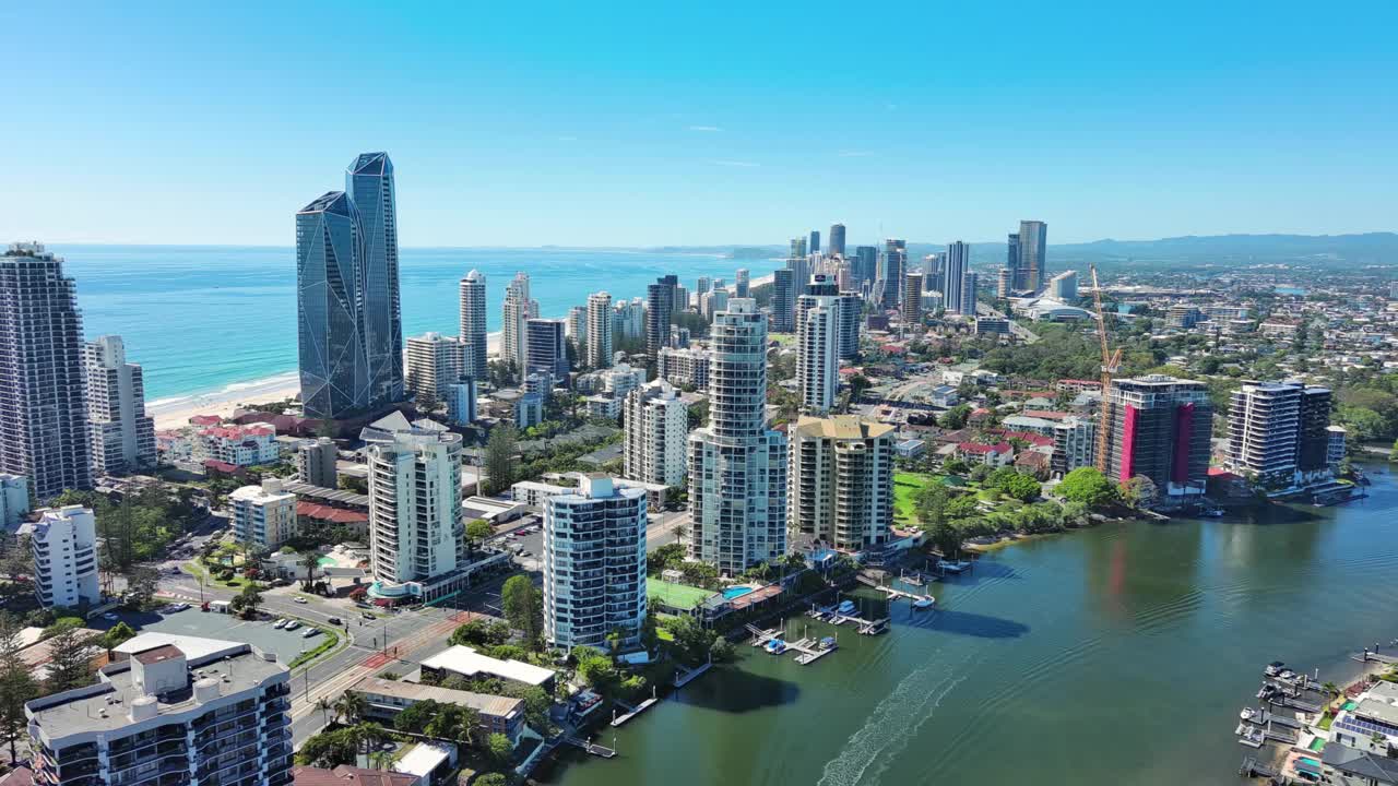 澳大利亚黄金海岸:俯瞰昆士兰州东海岸著名度假城市的摩天大楼天际线视频下载