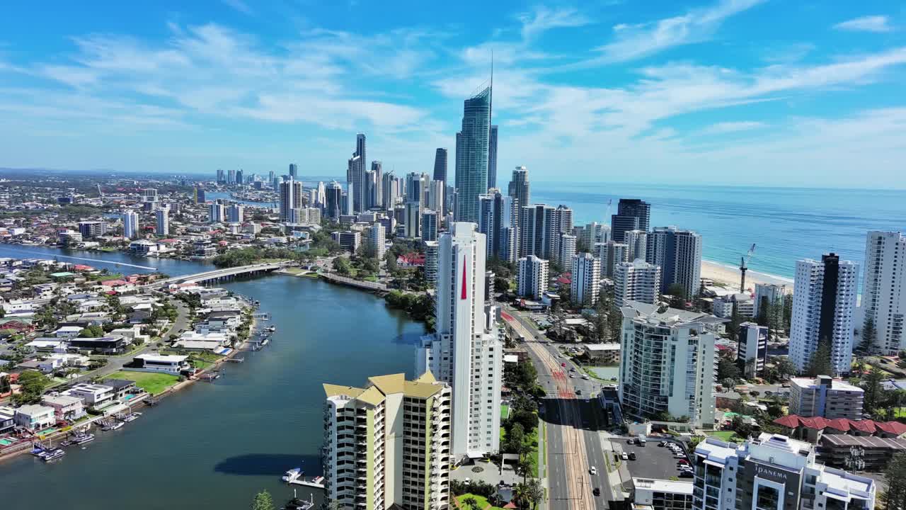 澳大利亚黄金海岸:俯瞰昆士兰州东海岸著名度假城市的摩天大楼天际线视频素材