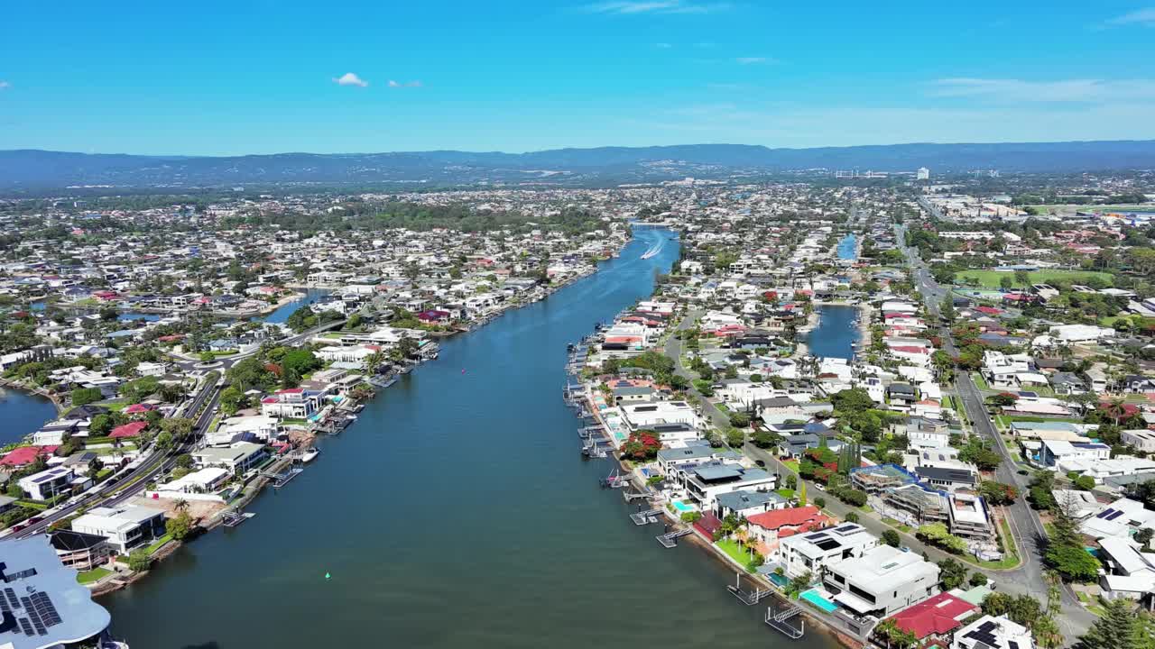澳大利亚黄金海岸:鸟瞰昆士兰州东海岸著名的度假城市视频下载