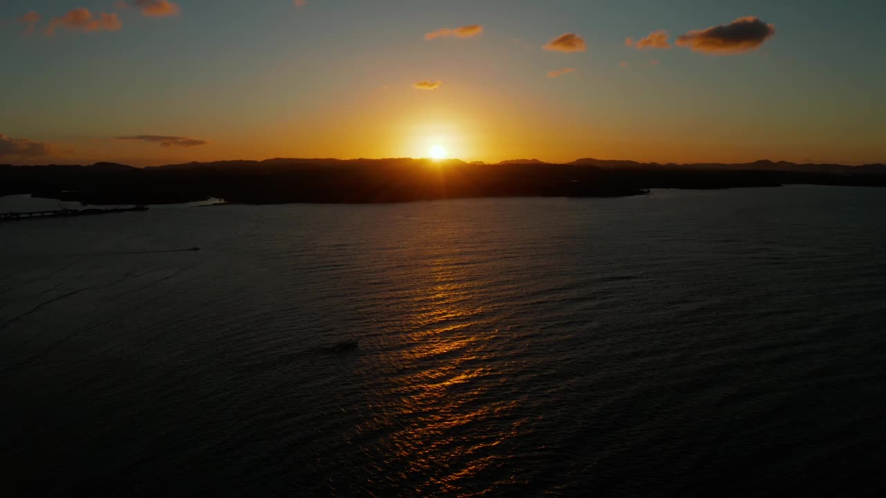 热带岛屿上五颜六色的夕阳。视频下载