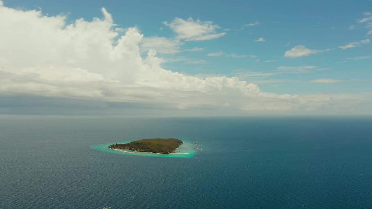 公海上的热带岛屿。苏米伦岛，菲律宾视频下载