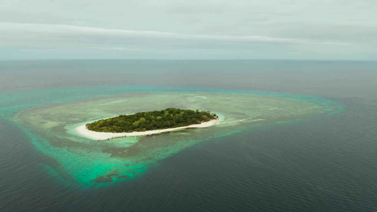 有沙滩的热带岛屿。菲律宾的曼蒂格岛视频下载