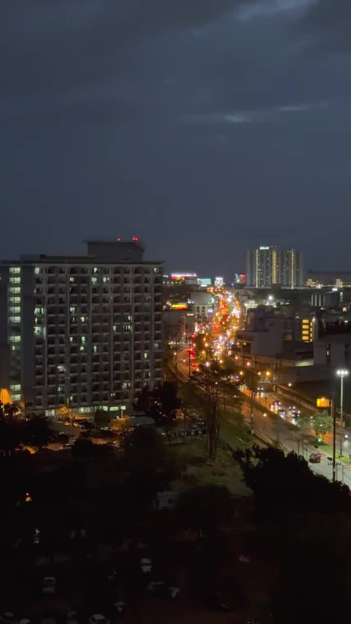 从空中俯瞰城市夜间交通视频下载