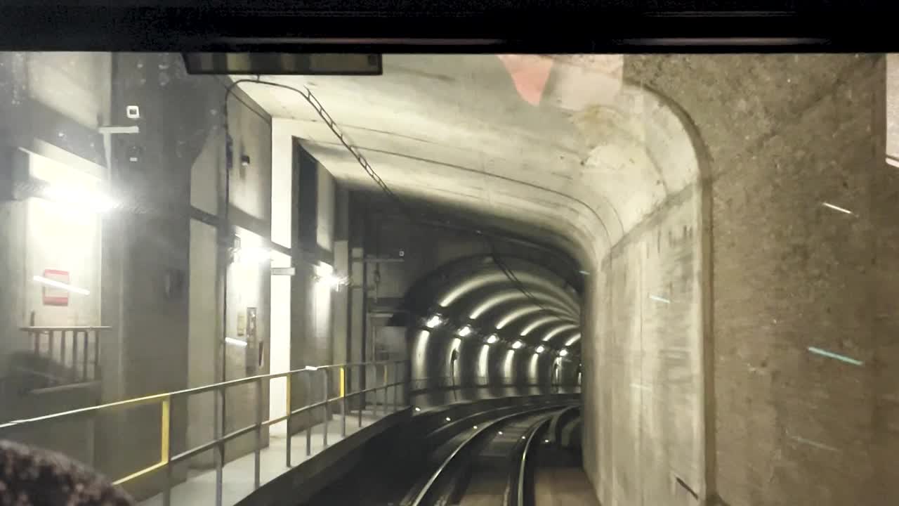 从一辆无人驾驶地铁列车的最后一个驾驶室看到的景象，这辆列车正在通过地铁隧道。自动先进交通系统，德国纽伦堡的地铁视频下载