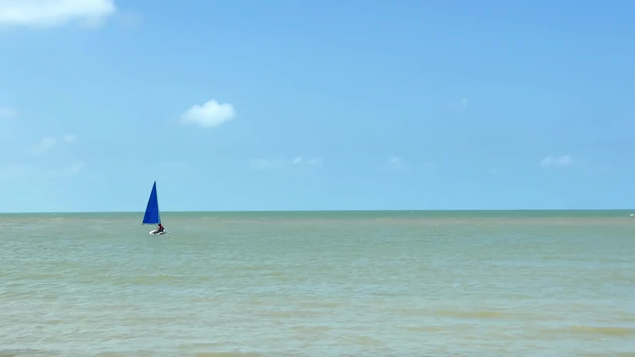 一个人在晴朗的日子里驾着小船与美丽的大海在一起视频下载