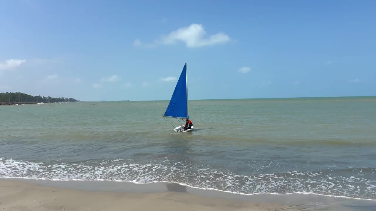一个人在晴朗的日子里驾着小船与美丽的大海在一起视频下载