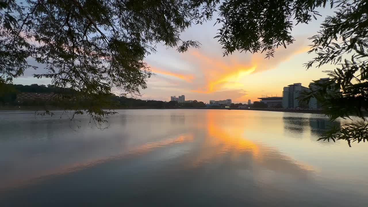 夕阳倒映在湖面上视频下载