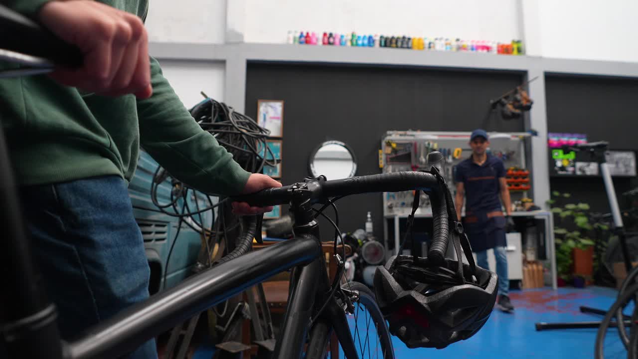 一个面目全非的人把自行车送到修理工那里视频下载