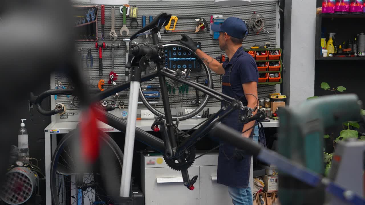 男机械师在店里修理自行车视频下载