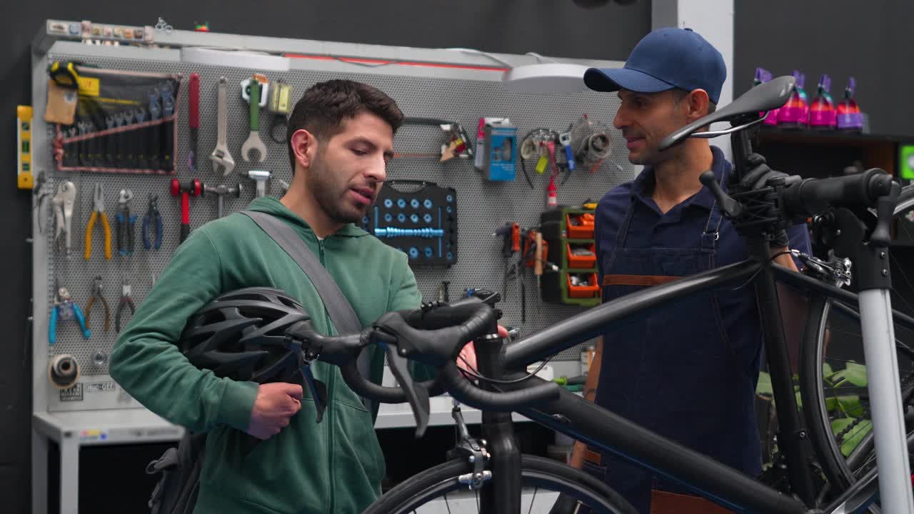 自行车车主向修理工解释自行车的问题视频下载