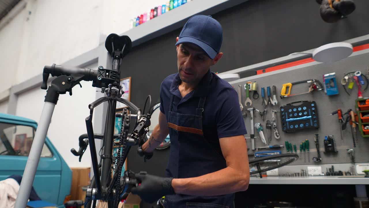 专注的机械师在他的车间里调整自行车链条视频下载
