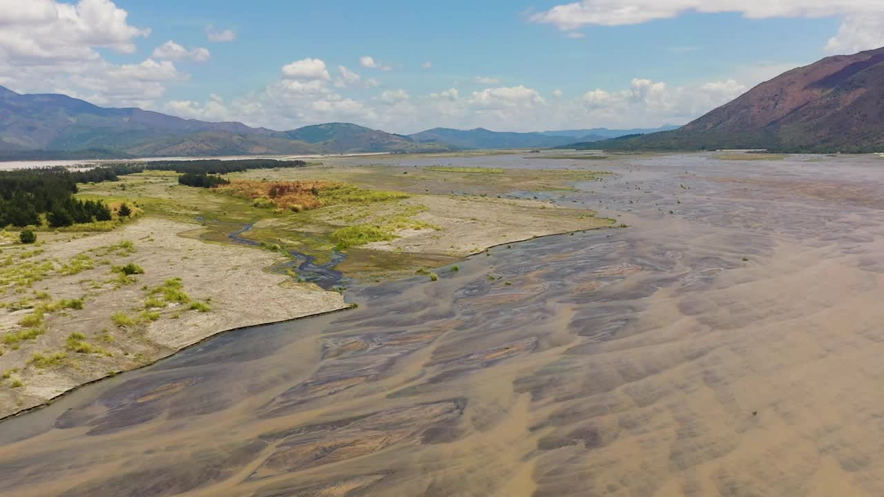 山谷中的河流。视频下载