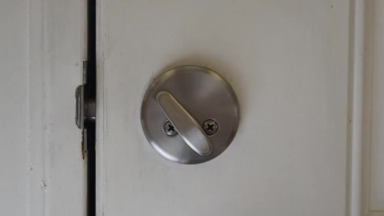 手锁和解锁门上的死栓锁的特写视频下载