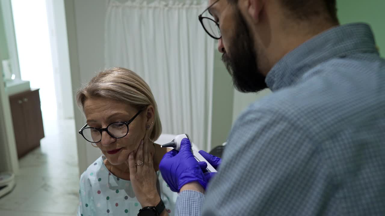 医生用耳镜检查病人的耳朵视频下载