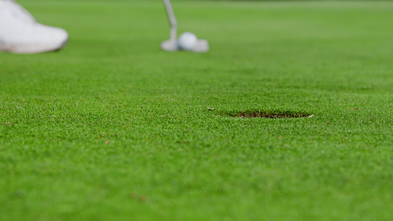 一名高尔夫球手打出了一个高尔夫球，但是没有进洞视频素材