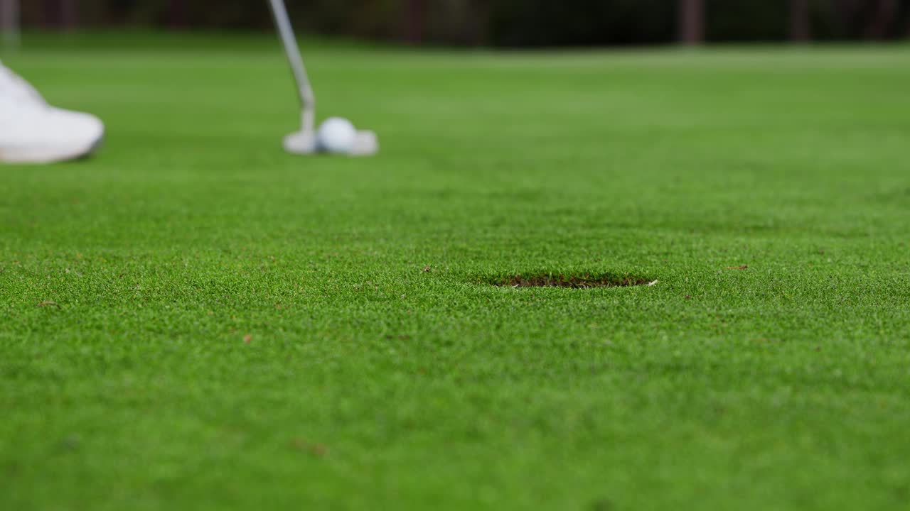 一名高尔夫球手打出了一个高尔夫球，但是没有进洞视频素材