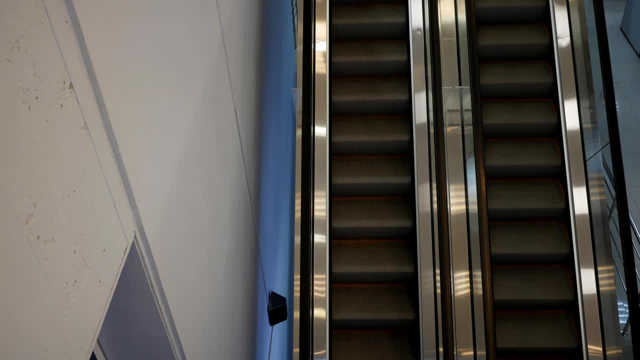 升降扶梯的俯视图。楼梯在不同的方向移动。Copyspace视频下载