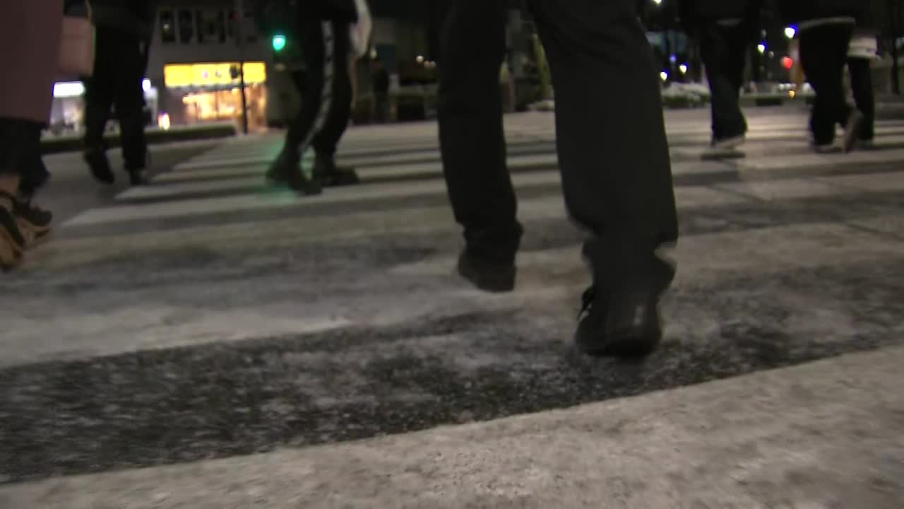 冰冷的人行横道和行人，东京，日本视频下载