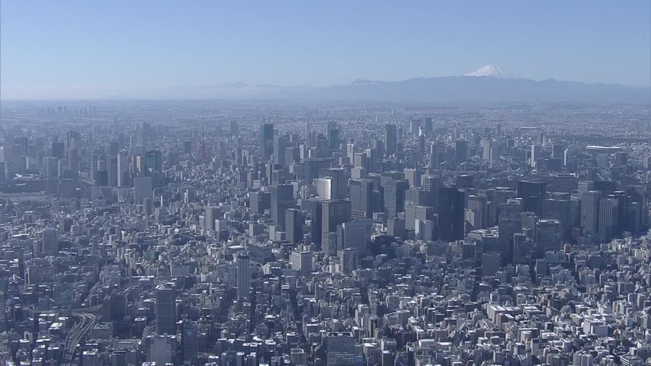 航拍，白雪皑皑的东京和日本富士山视频下载