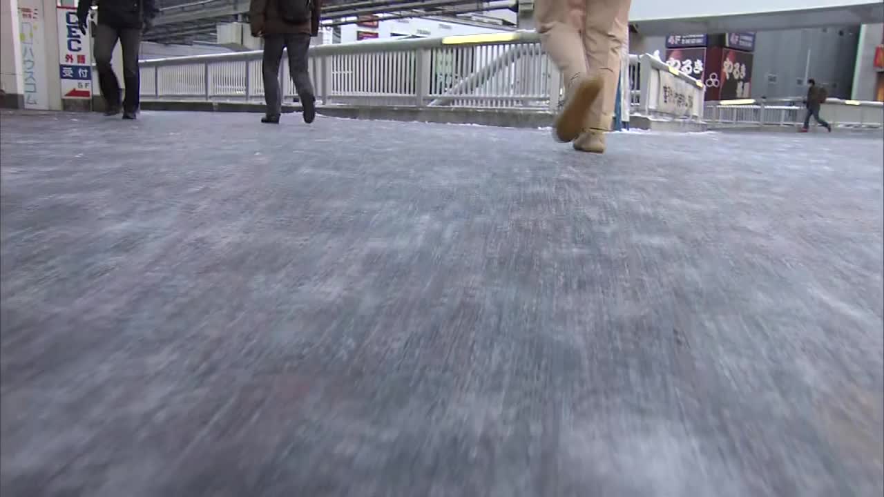 冰冷的人行桥和行人，东京，日本视频下载