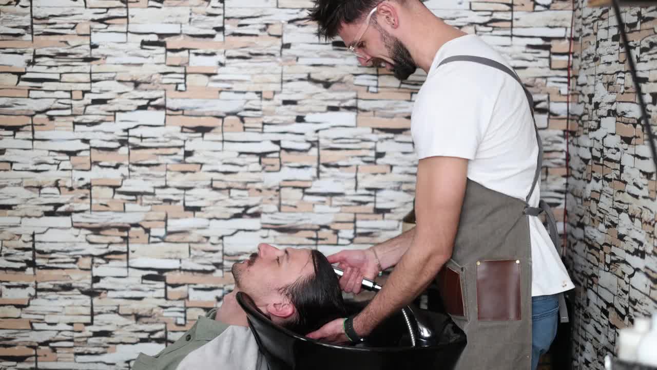 在理发店洗头发视频下载
