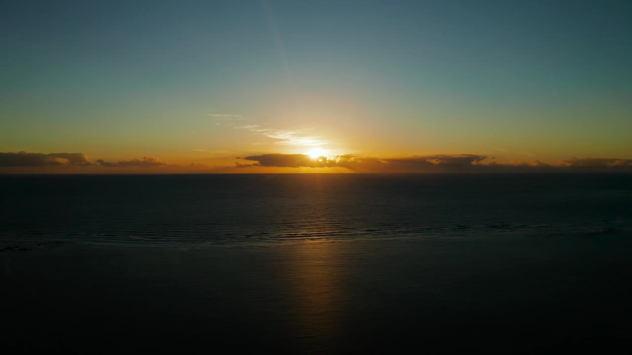 热带岛屿上五彩缤纷的日出。视频下载