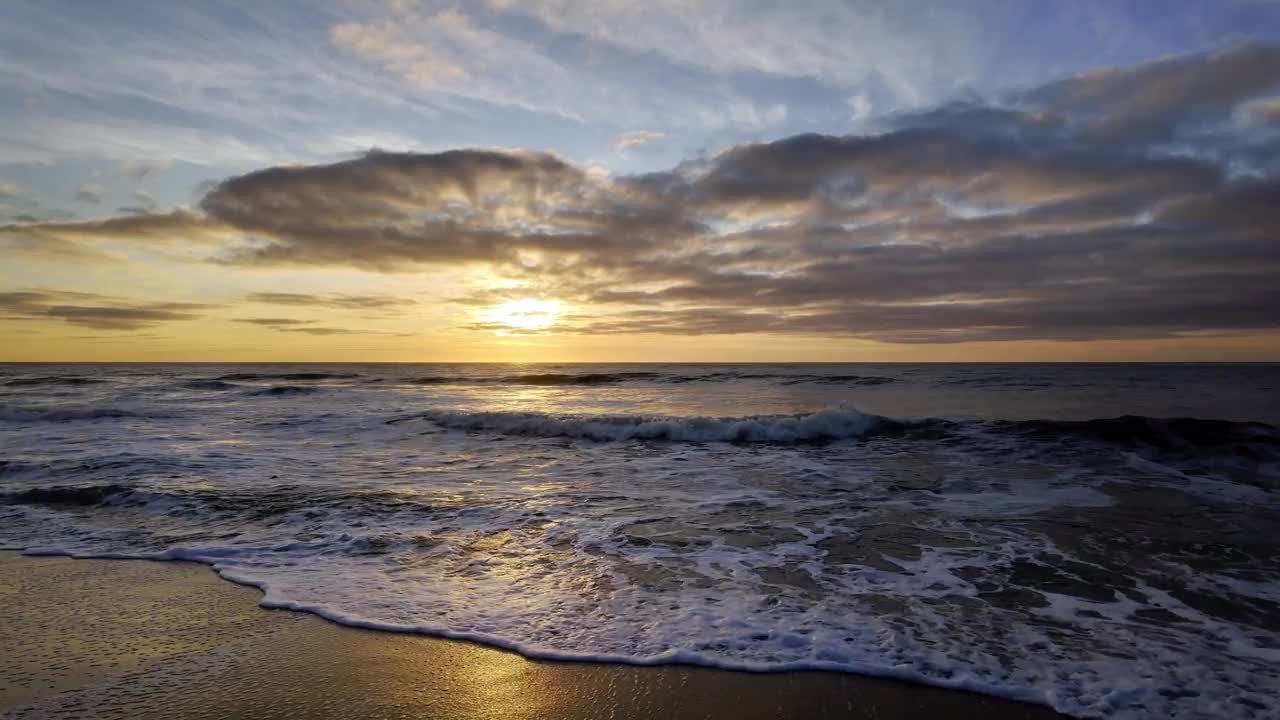从叙尔特岛的兰腾海滩观看北海的日落视频下载