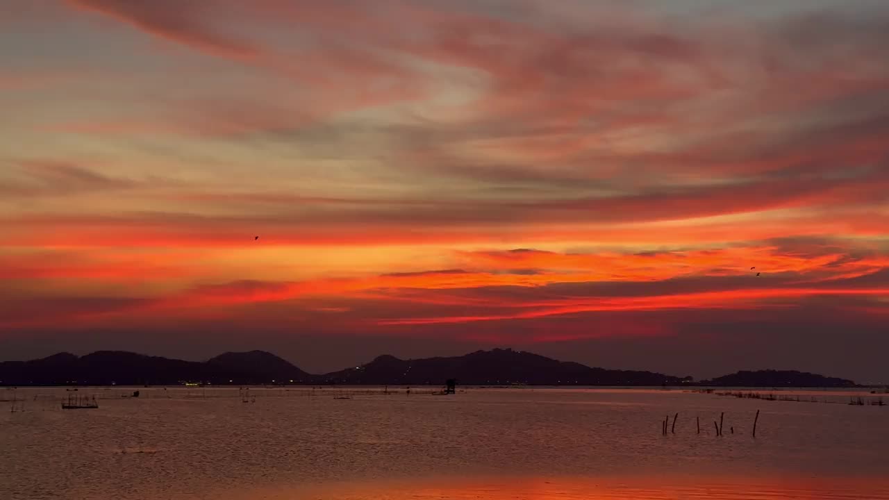 美丽的湖上红色的晚霞视频下载
