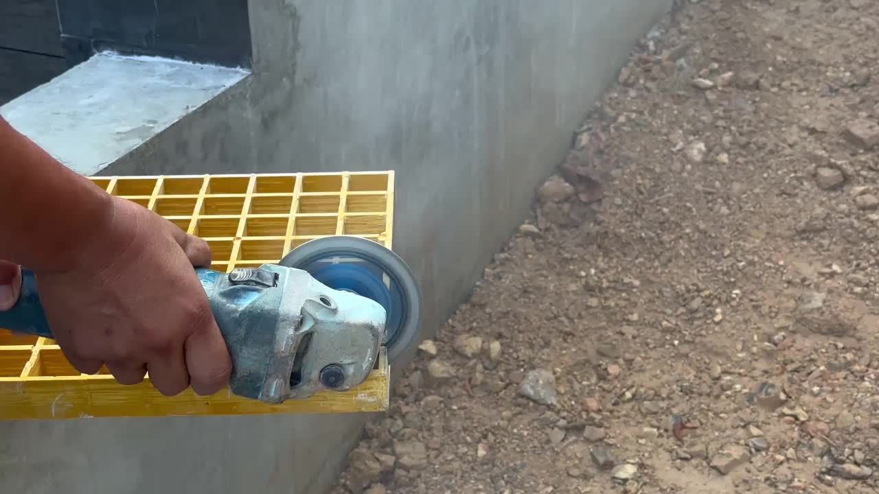 工人用研磨机工业设备切割黄色塑料网格视频下载