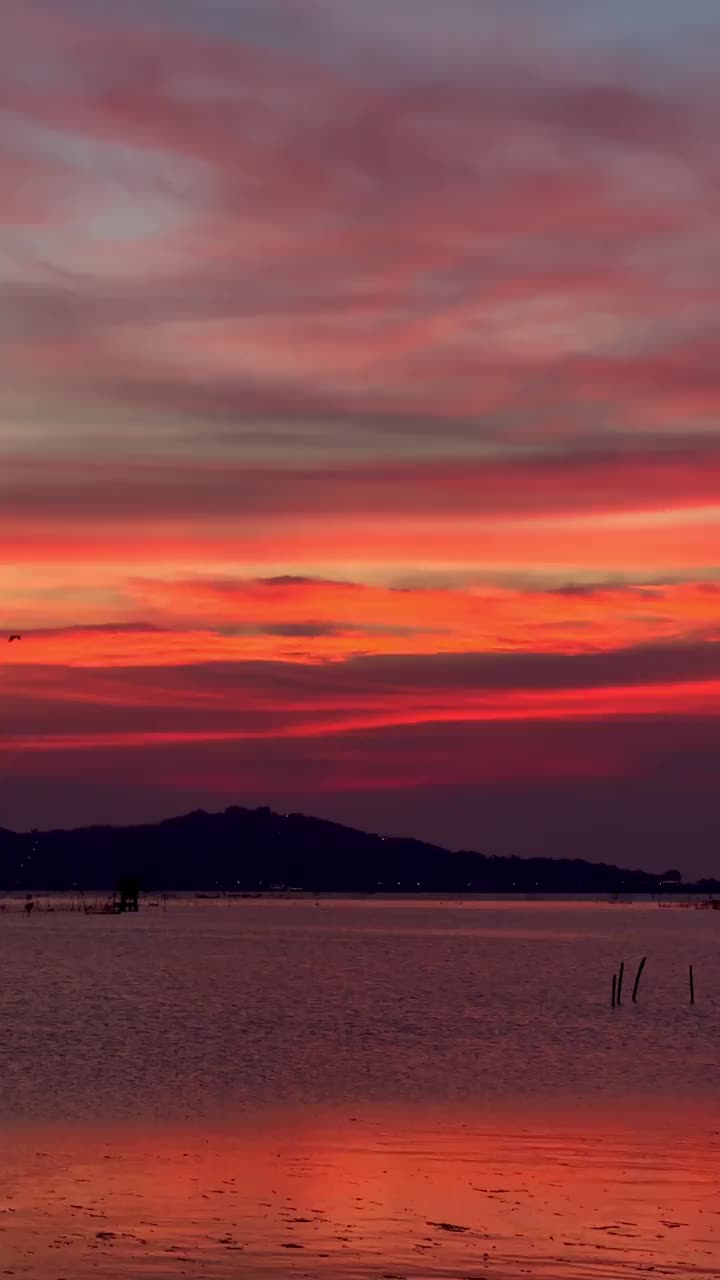 美丽的湖上红色的晚霞视频下载