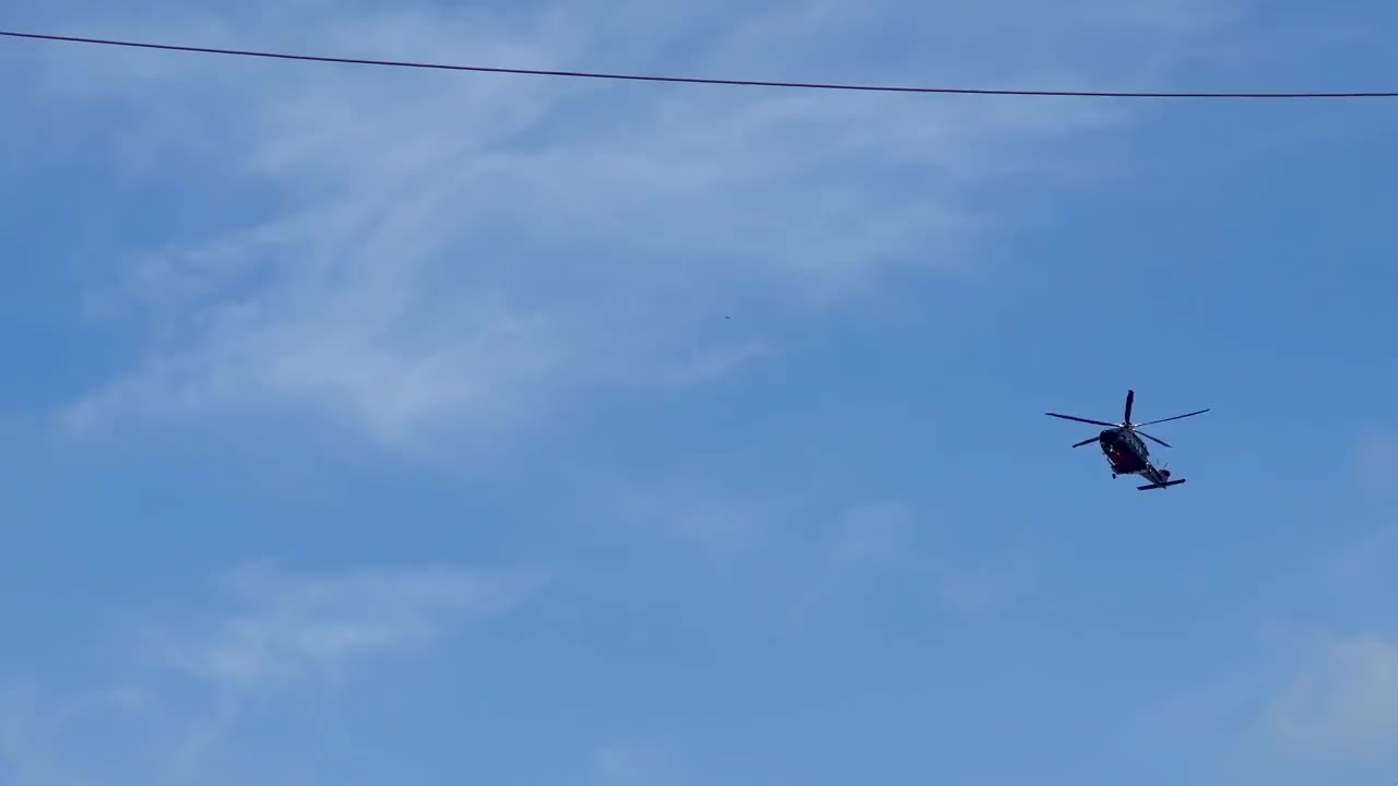 直升机在蓝天上飞行视频下载