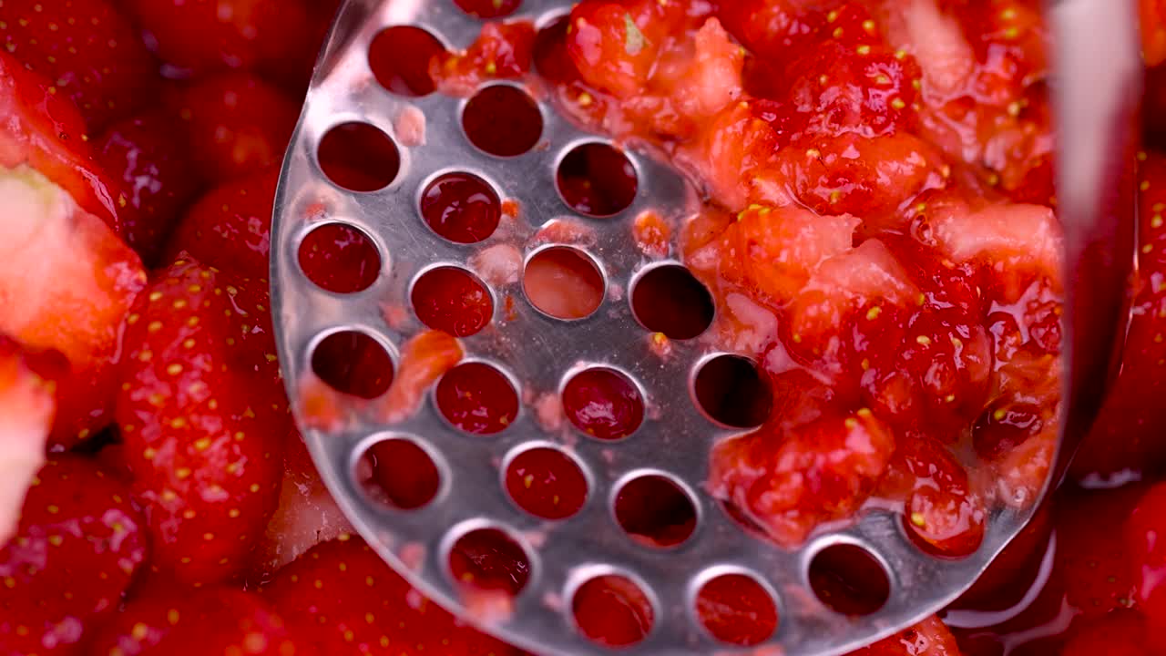 煮熟的红草莓磨碎视频下载