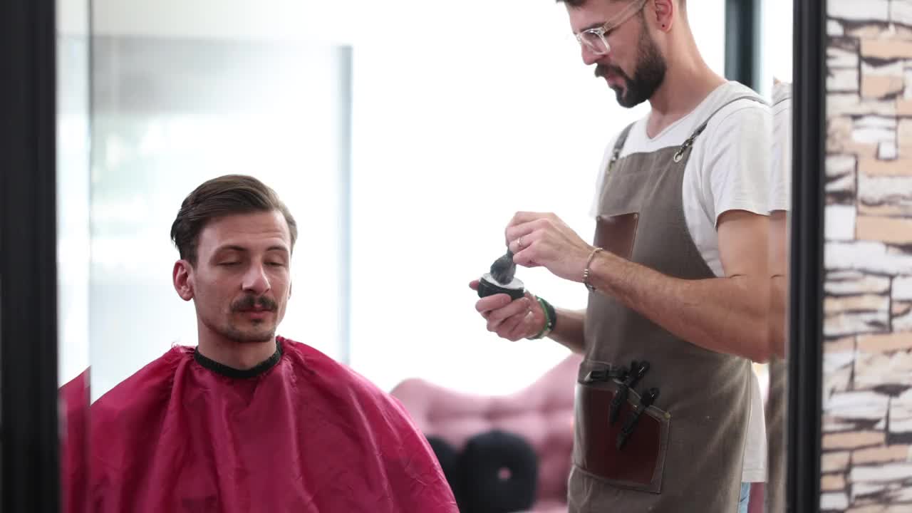 理发店里的男人视频素材